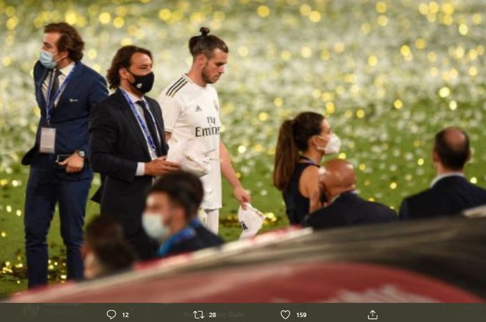 Gareth Bale nampak meninggalkan lapangan dengan tertunduk usai merayakan gelar juara Liga Spanyol 2019-2020 bersama Real Madrid.