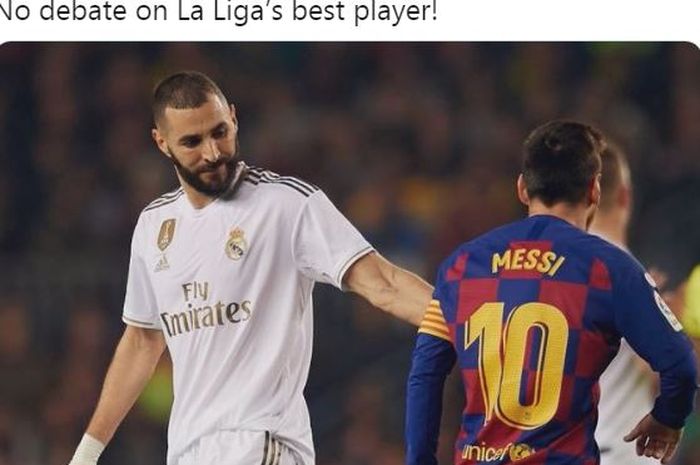 Striker Real Madrid, Karim Benzema, berpapasan dengan kapten Barcelona, Lionel Messi.