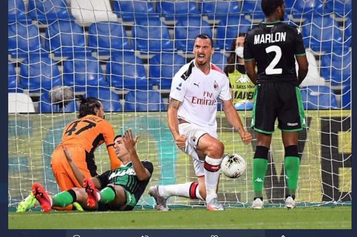 Bomber AC Milan, Zlatan Ibrahimovic, mencetak gol dalam duel Liga Italia kontra Sassuolo di Mapei Stadium, 21 Juli 2020.