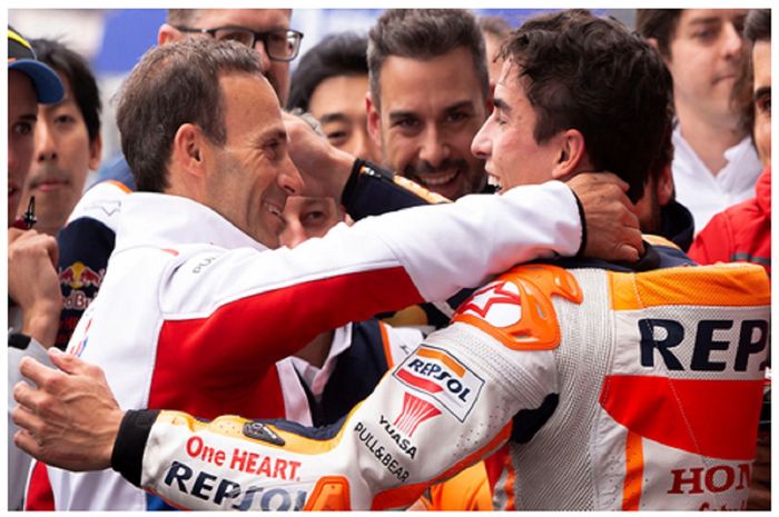 Manajer Tim Repsol Honda Alberto Puig memeluk Marc Marquez usai memenangi balapan.