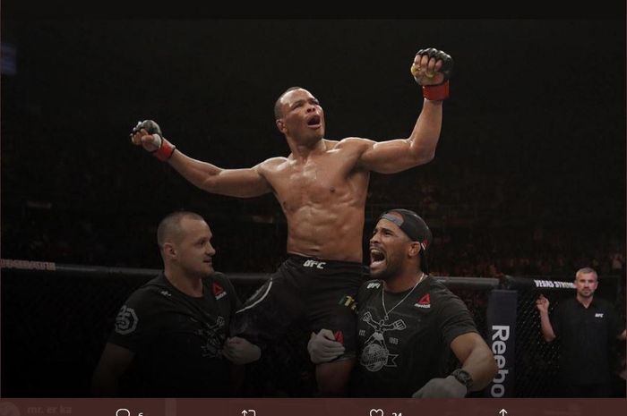 Petarung UFC asal Brasil, Francisco Trinaldo merayakan kemenangan setelah membuat Jai Herbert TKO hingga sekarat.
