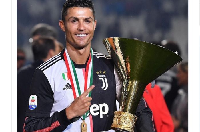 Megabintang Juventus, Cristiano Ronaldo, memegang trofi Liga Italia.