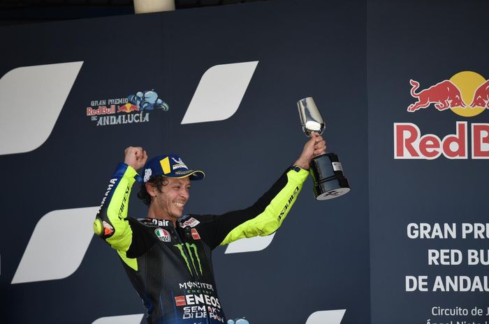 Pembalap Monster Energy Yamaha, Valentino Rossi, di podium MotoGP Andalusia di Sirkuit Jerez, Minggu (26/7/2020).