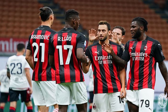 Para pemain AC Milan menyambut Zlatan Ibrahimovic usai mencetak gol kedua ke gawang Cagliari setelah menang 3-0  di San Siro pada laga pekan ke-38 Liga Italia, Sabtu (1/8/2020). 