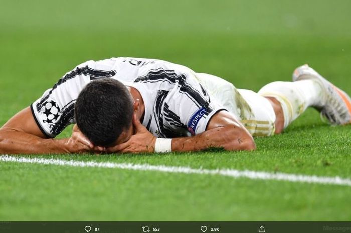 Cristiano Ronaldo tersungkur ke tanah usai Juventus gagal lolos ke babak perempat final Liga Champions.