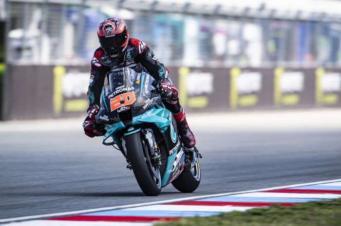 Fabio Quartararo harus merelakan pole position ke rekan senegaranya, Johann Zarco di MotoGP Republik Ceska 2020.