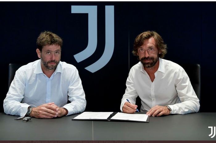 Andrea Pirlo (kanan) meneken kontrak sebagai pelatih Juventus didampingi presiden klub, Andrea Agnelli.