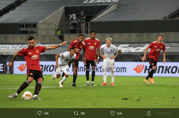 Bruno Fernandes mencetak golnya untuk Manchester United melalui tendangan penalti ke gawang FC Kobenhavn di perempat final Liga Europa di RheinEnergieStadion, Koeln, 10 Agustus 2020.