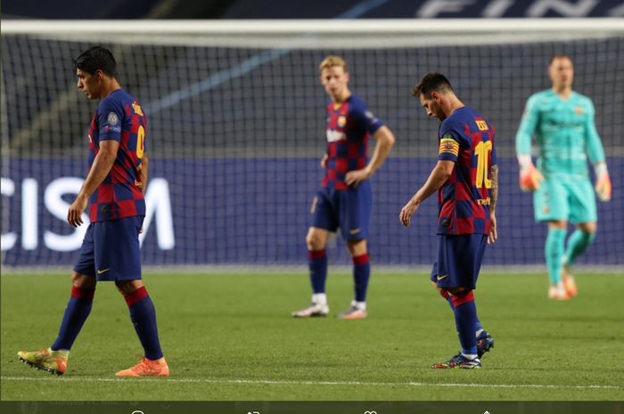 Lionel Messi, Luis Suarez, dan Frenkie de Jong tampak tertunduk lesu usai Barcelona tersingkir tragis dengan  skor telak 2-8 dari Bayern Muenchen di babak perempat final Liga Champions 2019-2020.