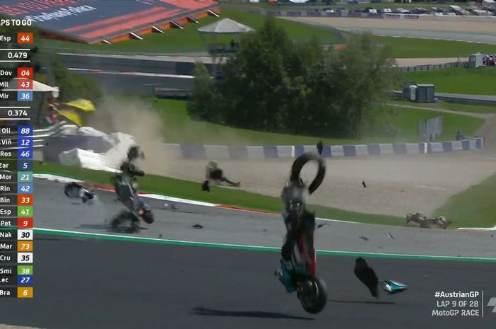 Insiden crash yang terjadi di tikungan 3 dan melibatkan Johann Zarco (Reale Avintia Racing) dan Franco Morbidelli (Petronas Yamaha SRT) pada balapan MotoGP Austria 2020 di Red Bull Ring, Minggu (16/8/2020).