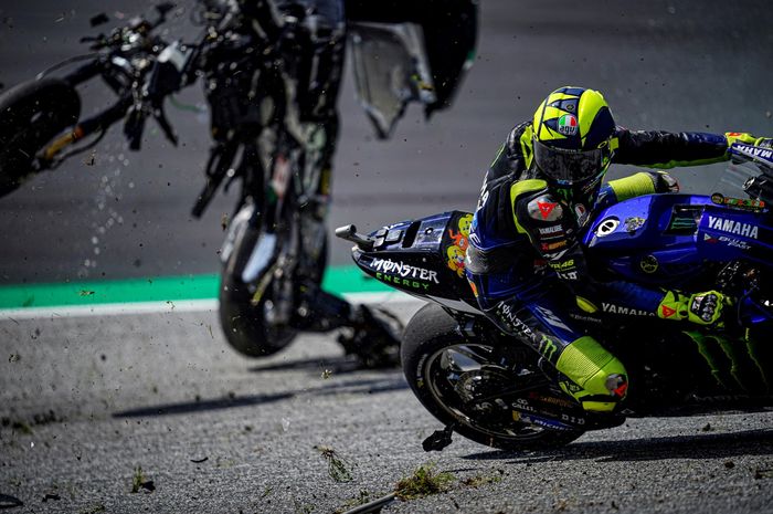 Hampir celaka di MotoGP Austria 2020 (16/8/2020) lalu, pembalap Monster Energy Yamaha, Valentino Rossi mengaku syok sampai tidak enak badan.