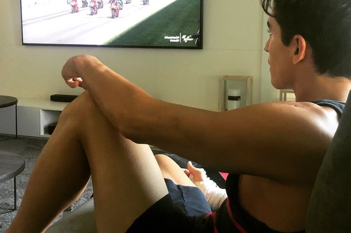 Marc Marquez ikut menyaksikan MotoGP Austria 2020 di rumahnya dalam kondisi lengan kanan dibalut kain