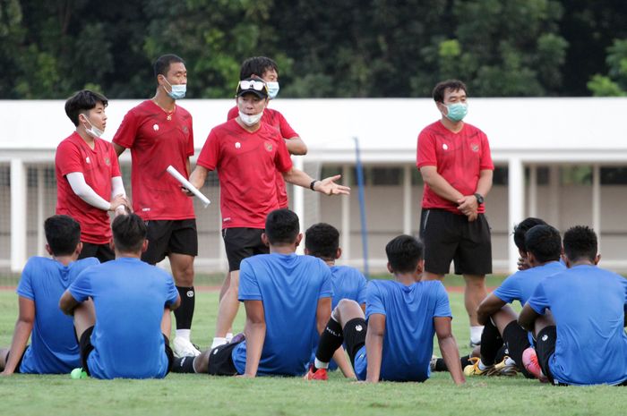 Sesi latihan timnas U-19 Indonesia di bawah asuhan Shin Tae-yong di Stadion Madya, Senayan, Jakarta Pusat