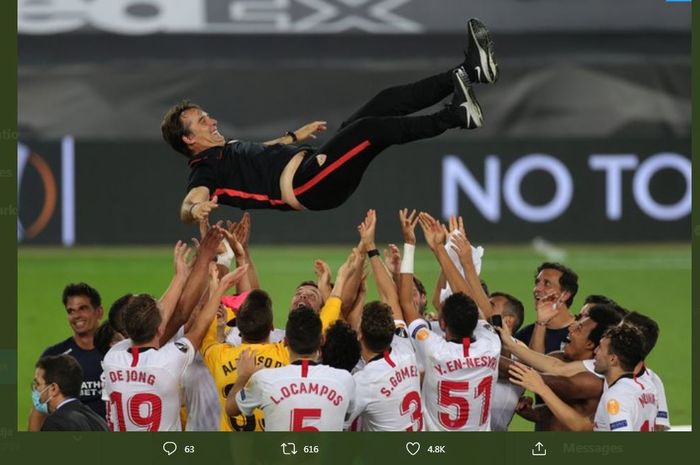 Pelatih Sevilla, Julen Lopetegui, dilempar ke udara oleh pemain usai mengalahkan Inter Milan di final Liga Europa 2019-2020.