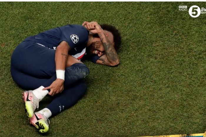 Penyerang Paris Saint-Germain, Neymar Jr., terbaring setelah dilanggar pemain Bayern Muenchen pada final Liga Champions di Lisabon, 23 Agustus 2020.