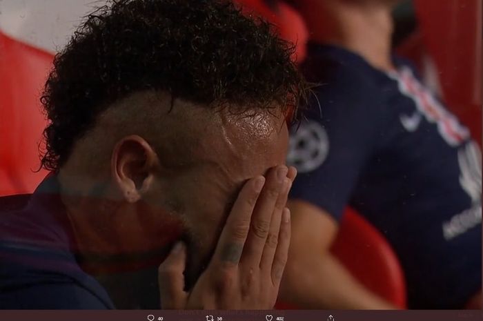 Striker PSG, Neymar, menangis selepas kekalahan dari Bayern Muenchen pada final Liga Champions, Minggu (23/8/2020).