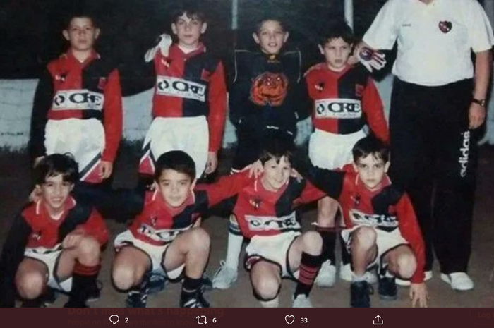 Lionel Messi (bawah dua dari kanan) saat masih membela Newell's Old Boys di masa kecil.