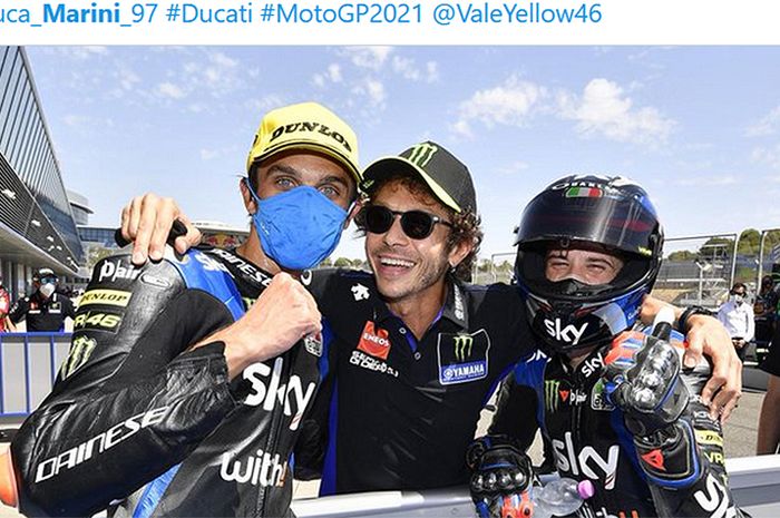 Valentino Rossi (tengah) merayakan podium ganda dari dua pembalap tim Sky Racing VR46, Luca Marini (kiri) dan Marco Bezzecchi (kanan), pada balapan Moto2 Andalusia di Sirkuit Jerez, Spanyol, 26 Juli 2020.
