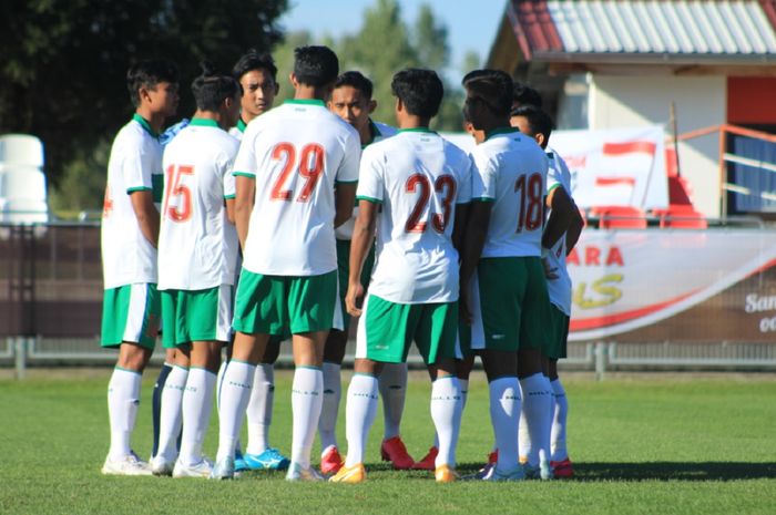 Para pemain Timnas U-19 Indonesia berdiskusi di sela duel kontra Bulgaria dalam International U-19 Friendly Tournament 2020, Sabtu (5/9/2020, di Kroasia.