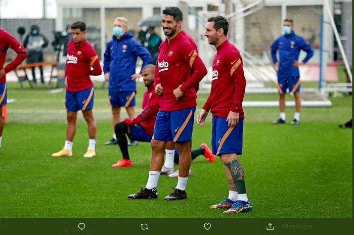 Lionel Messi dan Luis Suarez mengobrol dalam sesi latihan Barcelona, 9 September 2020.