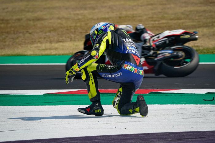 Pembalap Monster Energy Yamaha, Valentino Rossi, terjatuh pada balapan MotoGP Emilia Romagna yang berlangsung di Sirkuit Misano, Italia, Minggu (20/9/2020).