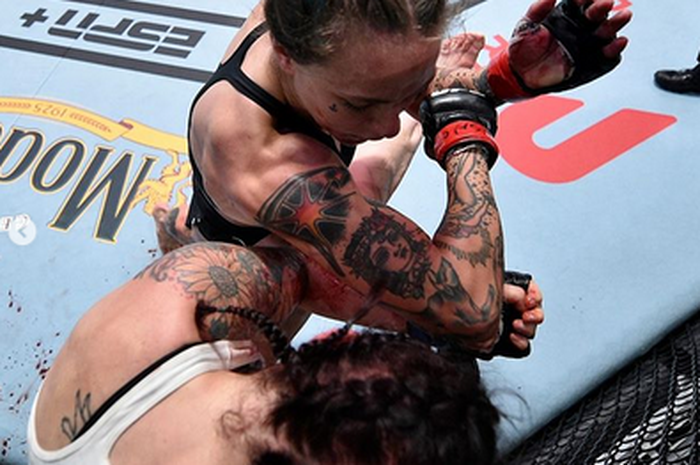 Momen Jessica-Rose Clark (atas) melakukan sikutan tajam ke kepala Sarah Aspar (bawah) pada UFC Fight Night 178 Minggu (20/9/2020).