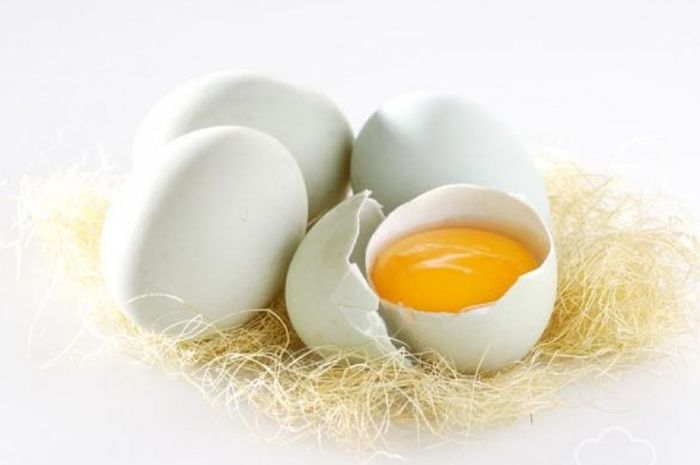 Di balik manfaatnya, telur bebek bisa mengancam nyawa melayang.