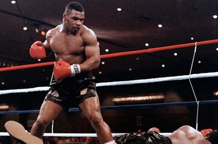 Mike Tyson menjalani laga comeback melawan Roy Jones Jr. 