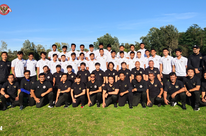 Timnas U-19 Indonesia dan segenap staf pelatih berfoto bersama di Kroasia.