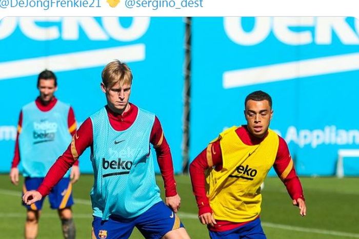 Bek Barcelona, Sergino Dest (kanan), menjalani sesi latihan.