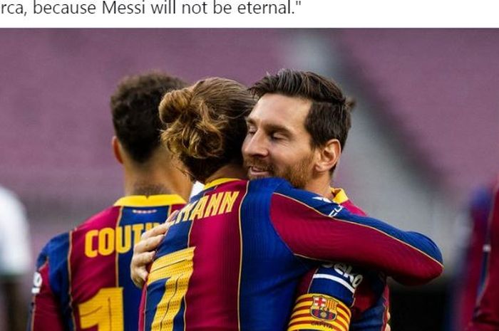 Penyerang Barcelona, Antoine Griezmann, berpelukan dengan Lionel Messi.
