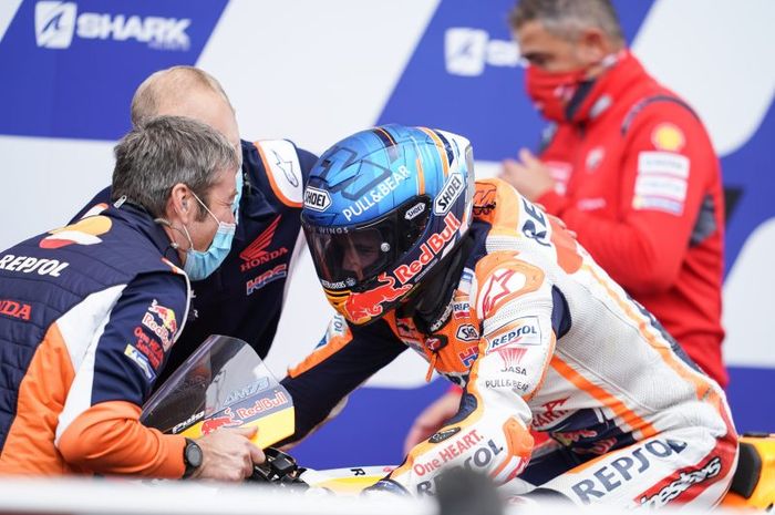 Suka cita dirasakan tim Repsol Honda setelah pembalap mereka, Alex Marquez. finis di posisi kedua pada balapan MotoGP Prancis di Sirkuit Bugatti, Le Mans, Prancis, 11 Oktober 2020.
