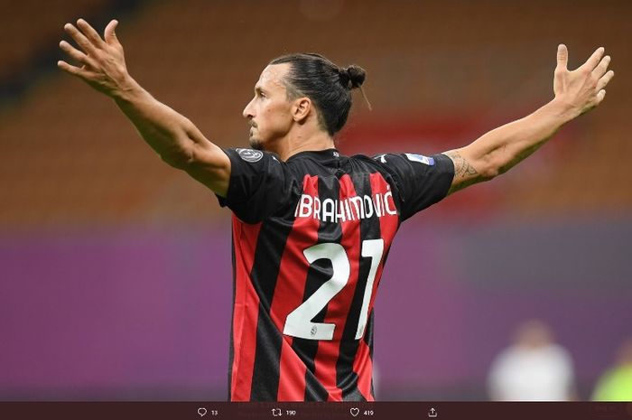 Striker AC Milan, Zlatan Ibrahimovic, melakukan sleebrasi seusai menjebol gawang Inter Milan dalam laga Sabtu (17/10/2020).