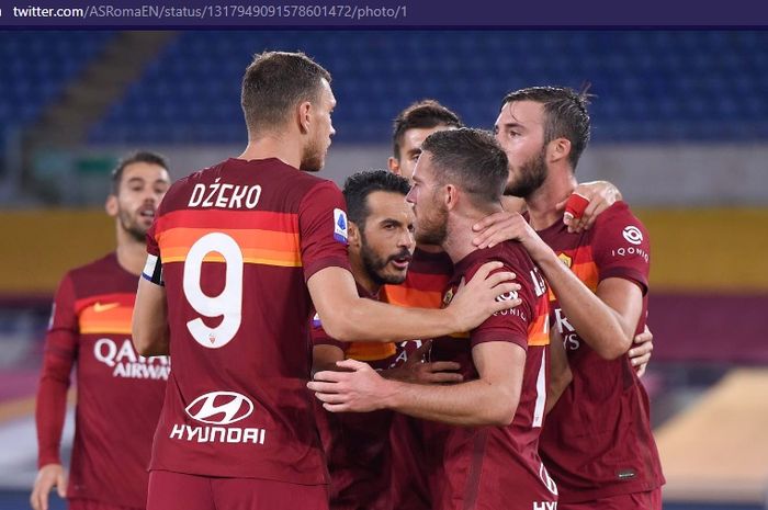 Para pemain AS Roma merayakan gol ke gawang Benevento dalam laga pekan keempat Liga Italia, Senin (19/10/2020) pukul 01.45 WIB. 