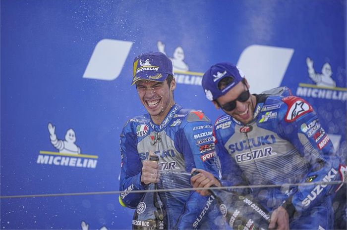 Selebrasi podium dua pembalap Suzuki Ecstar, Joan Mir (kiri) dan Alex Rins, setelah balapan MotoGP Aragon di Sirkuit Aragon, Spanyol, 18 Oktober 2020.