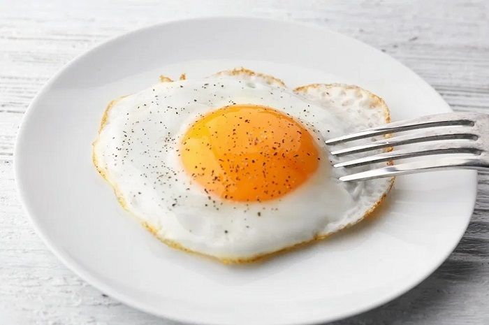 Begini cara membuat telur ceplok bulat dan bersih sempurna bak sunny side up. 