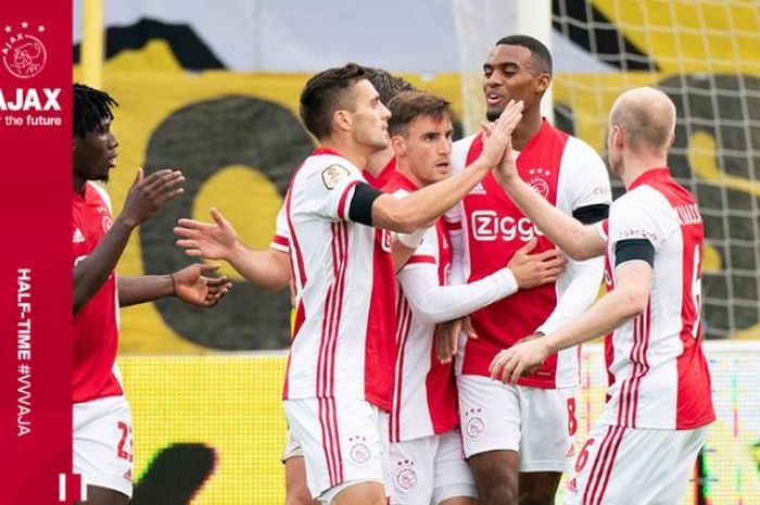 Para pemain AFC Ajax merayakan gol ke gawang VVV-Venlo dalam laga Liga Belanda di Stadion Covebo, Sabtu (24/10/2020).