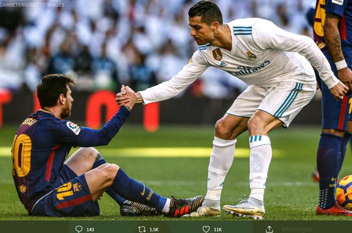 Cristiano Ronaldo menolong Lionel Messi dalam momen partai el clasico antara Real Madrid dan Barcelona.