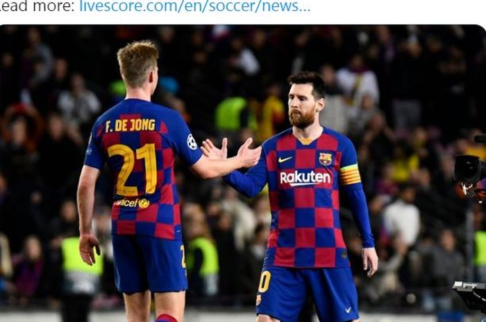 Gelandang Barcelona, Frenkie de Jong, bersalaman dengan Lionel Messi.