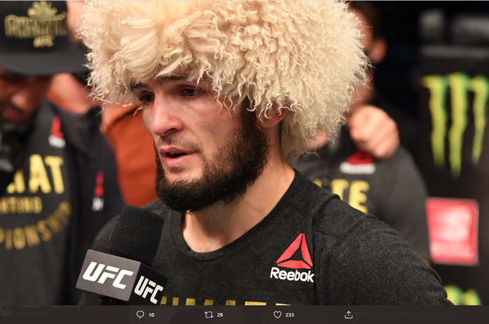 Petarung kelas ringan UFC, Khabib Nurmagomedov, ketika melakukan wawancara setelah pertarungan menghadapi Justin Gaethje pada UFC 254 di Uni Emirat Arab, Minggu (25/10/2020). 