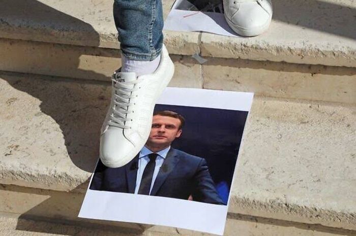 Bukan Cuma Khabib Nurmagomedov, Warga Medan pun Ikut Injak Poster Presiden Prancis Emmanuel Macron