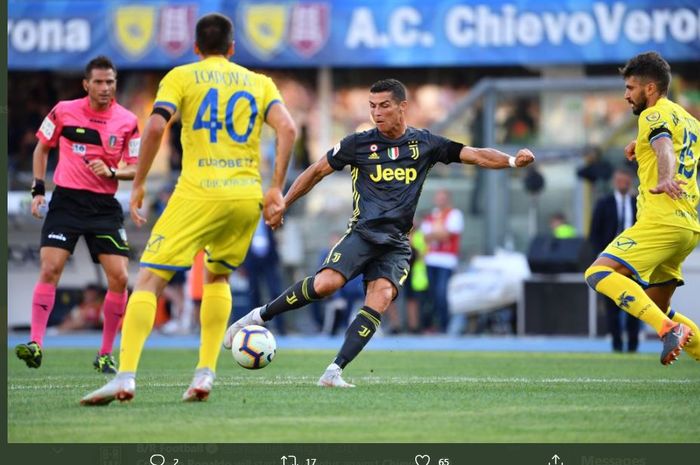 Cristiano Ronaldo beraksi dalam laga Juventus melawan Chievo Verona.