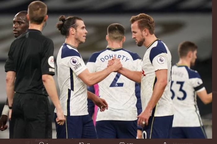 Gareth Bale bersalaman dengan Harry Kane selepas pertandingan Liga Inggris Tottenham Hotspur vs Brighton &amp; Hove Albion, 1 November 2020.