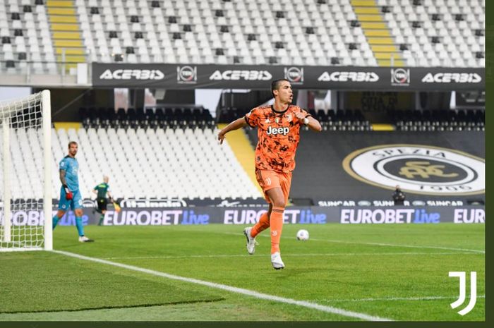 Cristiano Ronaldo mencetak gol untuk Juventus ke gawang Spezia dalam lanjutan Liga Italia, 1 November 2020.