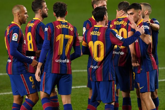 Para pemain Barcelona menyambut selebrasi gol Sergi Roberto pada sebuah laga di Liga Spanyol 2020-2021.