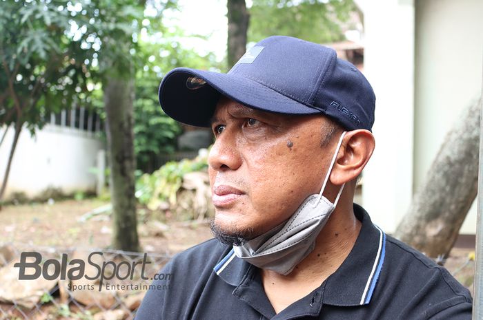 Rahmad Darmawan saat di rumah duka almarhum Ricky Yacobi di Bintaro, Tanggerang Selatan