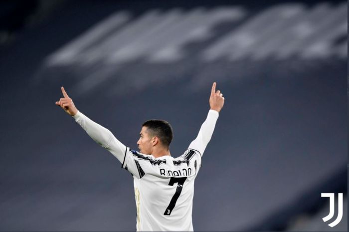 Cristiano Ronaldo mencetak gol Juventus ke gawang Ferencvaros dalam partai Liga Champions di Allianz Stadium Turin, 24 November 2020.