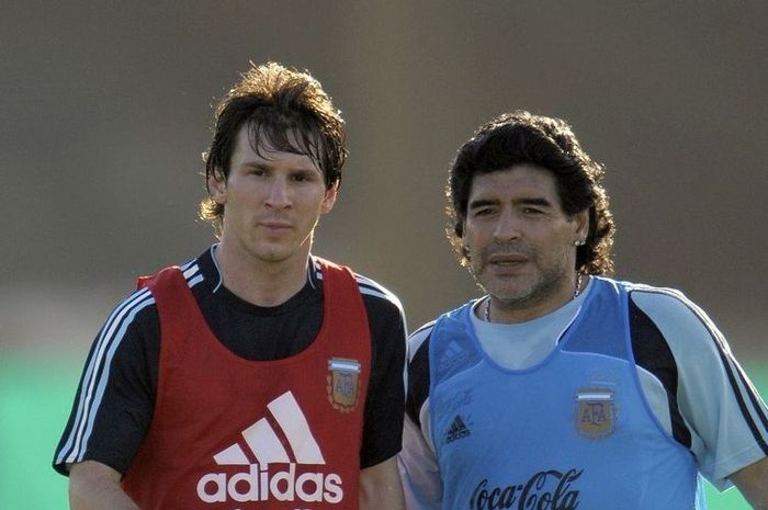 Diego Maradona (kanan) dan Lionel Messi saat bekerja sama sebagai pelatih-pemain di timnas Argentina pada tahun 2009