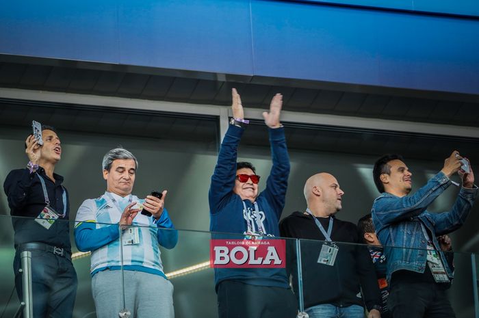 Diego Maradona menyapa suporter saat menyaksikan laga Argentina vs Islandia di fase grup Piala Dunia 2018 yang bergulir di Stadion Spartak, Moskow, pada 16 Juni 2018.