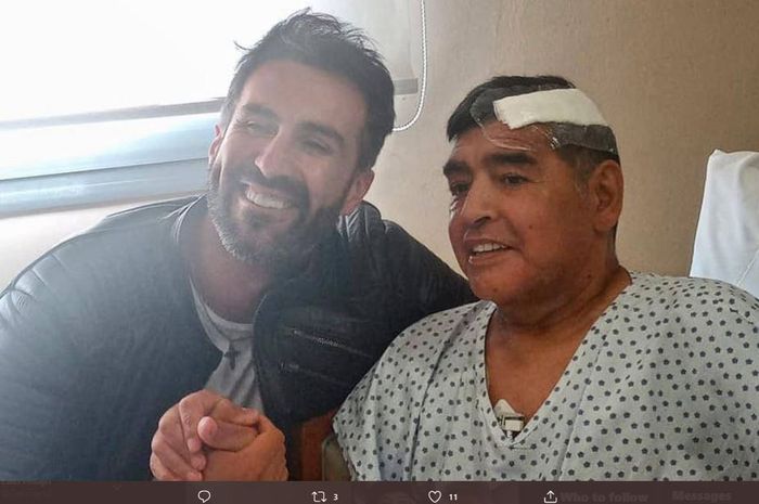 Diego Maradona berpose dengan dokter pribadinya, Leopoldo Luque, usai menjalani operasi hematoma subdural.